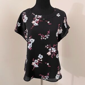 Lovely flower printed blouse. In size XS from Banana Republic.